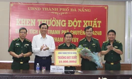 Ông Trần Văn Miên, Phó CT UBND TP Đà Nẵng trao thưởng cho Phòng phòng chống tội phạm và ma túy (Bộ đội Biên phòng Đà Nẵng)