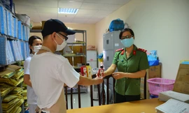 Mới khai trương 2 tuần đã phải tạm nghỉ để phòng, chống dịch COVID -19, tuy nhiên, chủ quán Voọc Fruit vẫn ủng hộ 3000 chai nước ép cho các y bác sĩ tuyến đầu chống dịch