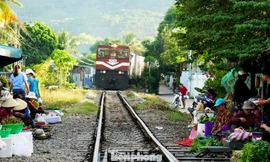 Bất chấp nguy hiểm, người dân vô tư họp chợ trên đường sắt