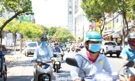 Dân bịt kín khẩu trang, hàng quán treo biển bán mang về