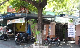 Từ 13h hôm nay (30/7), các cửa hàng kinh doanh ăn uống tại Đà Nẵng đều phải tạm dừng hoạt động, kể cả hoạt động bán hàng qua mạng, bán mang về. Ảnh: Giang Thanh