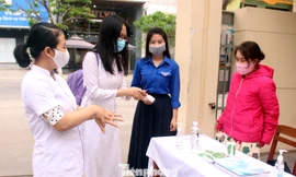 Thí sinh dự thi THPT Quốc gia năm 2020 tại Đà Nẵng bắt buộc phải đeo khẩu trang trong suốt quá trình từ nhà đến điểm thi, làm bài thi và rời khỏi điểm thi trở về nhà. Ảnh: Giang Thanh