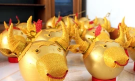 Làm trâu vàng từ quả dừa, gây quỹ hỗ trợ người khó khăn