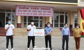 Các tuyển thủ Quốc Gia gồm Quang Hải, Văn Hậu, Hà Đức Chinh, Bùi Tiến Dũng, Bùi Tiến Dụng và một số người bạn vừa ủng hộ 300 triệu đồng để hỗ trợ Đà Nẵng phòng, chống dịch COVID - 19. Ảnh: Giang Thanh