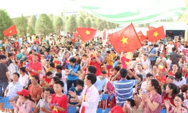 CĐV Đà Nẵng đội nắng cổ vũ Olympic Việt Nam