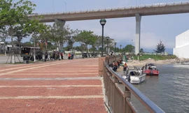 Công an TP Đà Nẵng triển khai lực lượng tìm kiếm thi thể cháu N, ở khu vực dưới chân cầu Thuận Phước - nơi đối tượng Hời khai vứt xác con