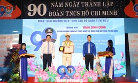 Nhân kỉ niệm 90 năm Ngày thành lập Đoàn, Thành Đoàn Đà Nẵng đã trao giải thưởng 26/3 cho 90 thủ lĩnh thanh niên có thành tích xuất sắc trên các lĩnh vực. Ảnh: Giang Thanh