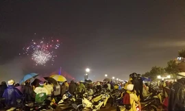 Người dân Đà Nẵng 'đội mưa' xem pháo hoa chào năm mới 2019. Ảnh: Giang Thanh