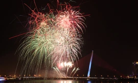 Chiêm ngưỡng màn pháo hoa chào năm mới rực rỡ ở Đà Nẵng. Ảnh: Giang Thanh