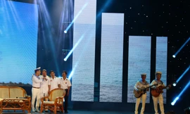 Phút ngẫu hứng của các cựu binh Gạc Ma với ca khúc Chút thư tình của người lính biển. Ảnh: Giang Thanh