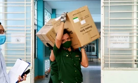 50 tấn vật tư y tế vừa được Bộ Y tế vận chuyển đến Đà Nẵng để phục vụ công tác phòng, chống dịch bệnh COVID – 19 ở địa phương này. Ảnh: X.Q