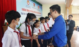 BTC chương trình trao 50 suất học bổng cho cán bộ Đoàn, Đội có hoàn cảnh khó khăn vượt khó học tốt