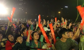 Hàng ngàn khán giả Đà Nẵng cuồng nhiệt trong âm nhạc. Ảnh: Giang Thanh