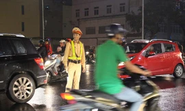 Dòng người đội mưa chờ xem pháo hoa đón năm mới. Ảnh: Giang Thanh