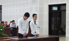 Hai bị cáo Nguyễn Thanh Tín và Trương Minh Tuấn tại tòa