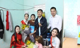 Hoa khôi sinh viên xúc động trước nghị lực của cô gái xương thủy tinh