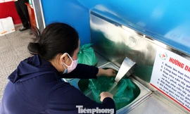 Người dân Đà Nẵng nhận hỗ trợ từ ATM gạo trí tuệ nhân tạo