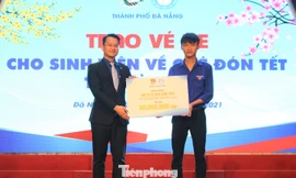 Trong dịp Tết Nguyên Đán Tân Sửu, Thành Đoàn Đà Nẵng tặng 300 vé xe để các bạn đoàn viên, thanh niên và sinh viên về quê đón Tết
