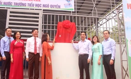 Ông Lê Trung Chinh - Phó CT UBND TP Đà Nẵng cắt băng khánh thành bể bơi trong dự án bể bơi phòng chống đuối nước cho trẻ em