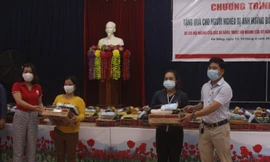 Từ ngày 13/4 đến ngày 19/4, Hội Chữ thập đỏ TP Đà Nẵng phối hợp với một số doanh nghiệp, đơn vị tặng quà, các nhu yếu phẩm cần thiết cho người nghèo bị ảnh hưởng vì dịch bệnh COVID - 19 trên địa bàn với tổng trị giá hơn 200 triệu đồng