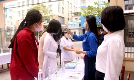 Ngày đầu học sinh Đà Nẵng quay lại trường: Được đo thân nhiệt, học cách lớp