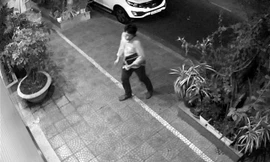 Người đàn ông Hàn Quốc đi vòng quanh xe ô tô đang đỗ trước cửa nhà ông Linh. Ảnh cắt từ camera an ninh