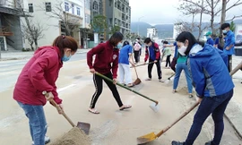 Tuổi trẻ Đà Nẵng ra quân dọn vệ sinh bờ biển sau bão số 13