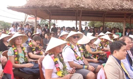 Sáng 1/1, UBND TP Hội An (tỉnh Quảng Nam) đã đón đoàn khách quốc tế đầu tiên xông đất phố cổ năm 2020, đồng thời, khai trương Điểm tham quan trải nghiệm làng rau Trà Quế