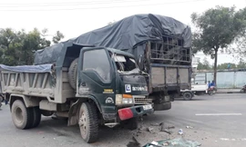 Vụ va chạm giữa 2 xe tải khiến đường Trường Chinh tắc 2 km