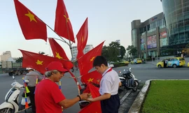 Trước giờ bóng lăn, Đà thành ngập cờ đỏ, sao vàng. Không khí cổ vũ bóng đá đang nóng lên từng giờ. Ảnh: Giang Thanh