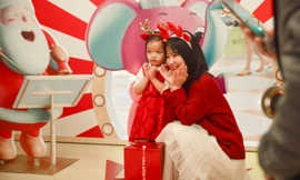 Các 'thiên thần nhỏ' háo hức dạo phố đón Giáng sinh