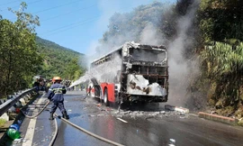 Ô tô chở 29 người nước ngoài cháy trơ khung trên đèo Hải Vân