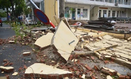 Một trụ sở trên đường Phan Đình Phùng (quận Hải Châu, TP Đà Nẵng) bị bão đánh sập. Ảnh: Giang Thanh​