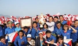 Hoạt động đồng diễn Semaphore tuyên truyền chủ quyền biển đảo xác lập Kỷ lục Việt Nam. Ảnh: Giang Thanh