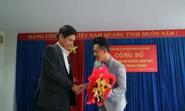Ông Huỳnh Văn Hùng - GĐ Sở VH&TT Đà Nẵng trao quyết định bổ nhiệm cho ca sĩ Quang Hào
