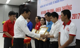 Ông Hồ Kỳ Minh, Phó chủ tịch UBND TP trao bằng khen cho các cá nhân có thành tích xuất sắc trong phong trào hiến máu tình nguyện năm 2017. Ảnh: Giang Thanh