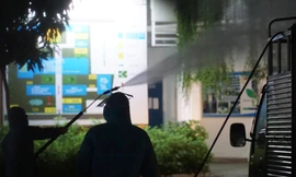 Quân đội phun khử trùng 2 bệnh viện bị phong tỏa ở Đà Nẵng