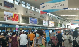 Phó Giám đốc Cảng vụ Hàng không miền Trung cho hay Cục Hàng không đang làm việc với các hãng hàng không để điều chỉnh lịch bay theo chỉ đạo của BCĐ Quốc gia về phòng, chống dịch bệnh COVID - 19 