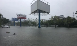 Mưa to xuyên đêm, sân bay Đà Nẵng bị 'bủa vây' trong biển nước