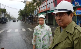 Ngay trong sáng nay (9/12), CT UBND TP Đà Nẵng Huỳnh Đức Thơ đã "đội mưa" thị sát toàn bộ các điểm ngập úng trên địa bàn