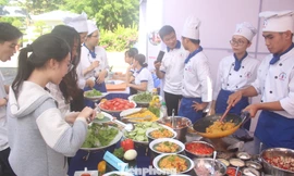 Tại Ngày hội việc làm, các bạn học sinh được tư vấn về các ngành nghề, chỉ tiêu đào tạo, trải nghiệm các ngành nghề yêu thích