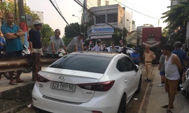 Một chiếc ô tô đậu ngay giữa đường ray khiến cho chiếc đầu máy tàu hỏa đang quay đầu bị kẹt gần 2 tiếng đồng hồ.