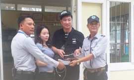 Đội quản lý trật tự du lịch biển thuộc Ban quản lý bán đảo Sơn Trà và các bãi biển Đà Nẵng trả lại tài sản gần 50 triệu đồng mà du khách Hàn Quốc làm thất lạc ở bãi biển Mỹ Khê