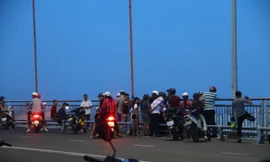 Nam thanh niên bỏ lại vợ chưa cưới trên cầu Thuận Phước rồi nhảy sông tự tử. Nhiều người dân hiếu kì tập trung trên cầu để xem lực lượng chức năng tìm kiếm nạn nhân