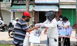 Mỗi ngày, hàng trăm suất cơm miễn phí được phát tại những địa điểm công cộng để “dìu” những hoàn cảnh khó khăn vượt qua bão dịch