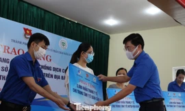 Trước tình hình dịch bệnh COVID - 19 diễn biến phức tạp tại Đà Nẵng, TƯ Hội LHTN Việt Nam đã trao tặng 300 ngàn khẩu trang y tế cho thành phố Đà Nẵng để phục vụ công tác phòng, chống dịch bệnh COVID -19