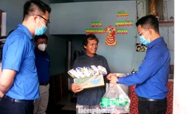 Anh Nguyễn Mạnh Dũng, Bí thư Thành Đoàn, Chủ tịch Hội LHTN Việt Nam TP Đà Nẵng trao phần quà "Triệu bữa cơm" cho 1 hộ khó khăn trên địa bàn quận Liên Chiểu