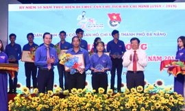 Ông Võ Công Trí, Phó Bí thư Thành ủy Đà Nẵng và anh Nguyễn Duy Minh, Bí thư Thành đoàn Đà Nẵng trao bằng khen và cúp cho 20 "Chi đoàn tiên tiến làm theo lời Bác"