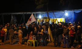 Người nhà lập bàn thờ ở khu vực bờ biển Nguyễn Tất Thành (Đà Nẵng) để tiếp nhận thi thể nạn nhân