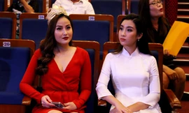 Hoa hậu Việt Nam Đỗ Mỹ Linh xuất hiện trong bộ áo dài trắng duyên dáng cùng với Hoa hậu Hoàn cầu 2017 Đỗ Trần Khánh Ngân. Ảnh: Giang Thanh